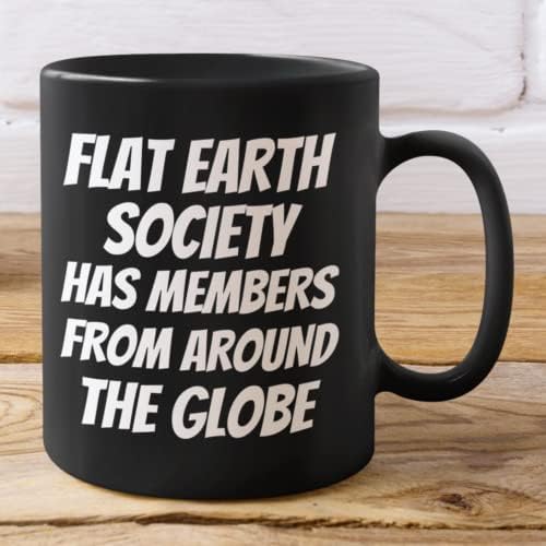 באגודת כדור הארץ השטוח יש חברים מרחבי העולם ספל - ספל קפה קרמי מצחיק 11oz - הומור סרקסטי