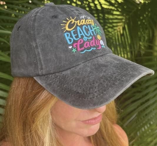 חול בכל מקום כובע בייסבול לנשים - גברת חוף משוגעת - כובע חוף חמוד - מתנת חוף מושלמת שחורה
