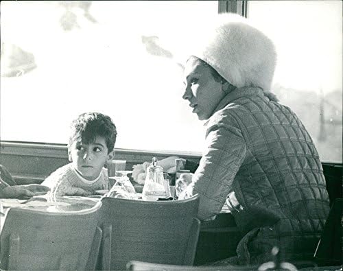 תצלום וינטג 'של פרח פהלאבי עם בנה, יושב.