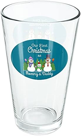 חג המולד הראשון שלנו כמשפחת איש השלג של אמא ואבא 16 עוז כוס ליטר, זכוכית מחוסמת, עיצוב מודפס ומתנת מאוורר